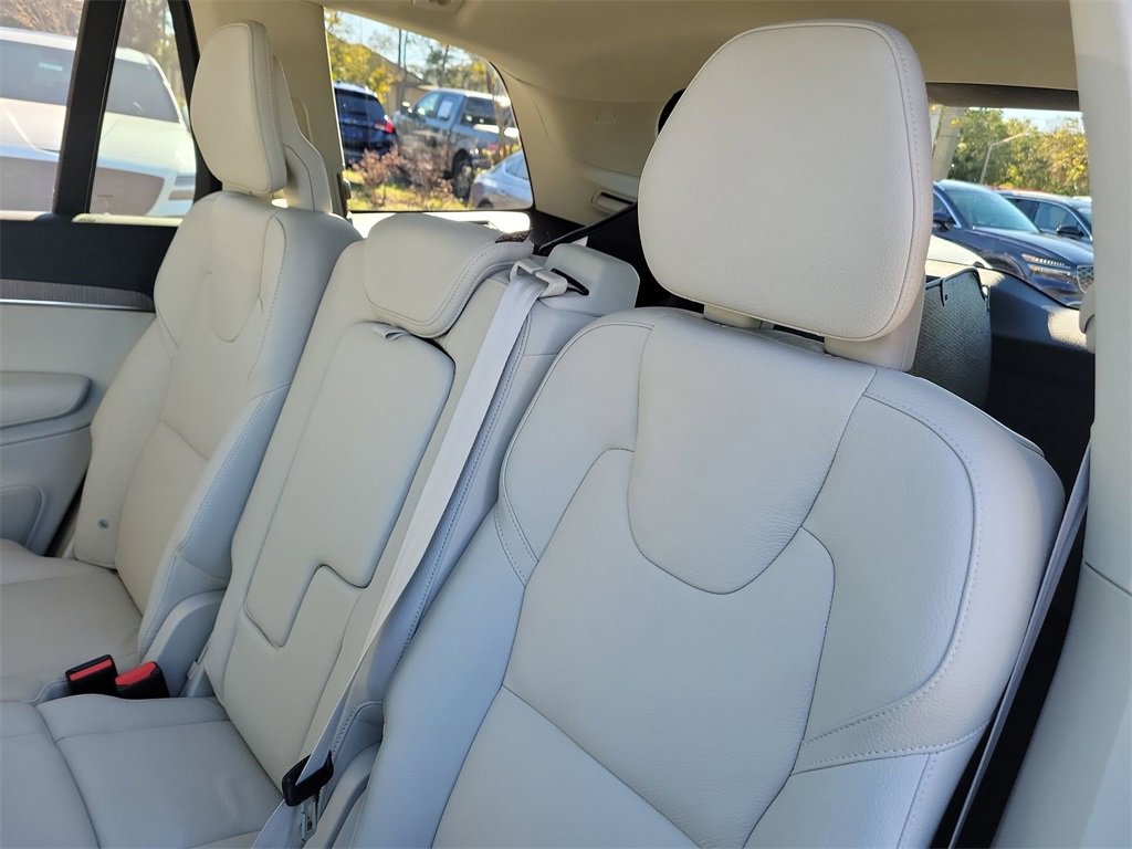 Used 2023 Volvo XC90 B6 Plus image 12