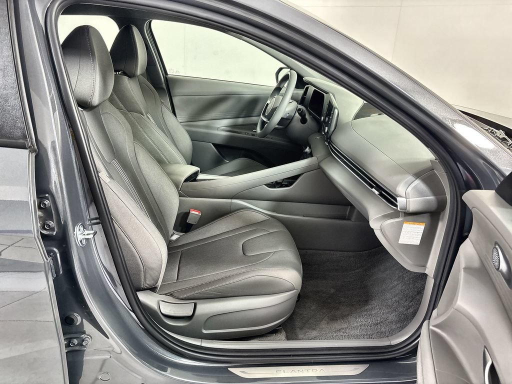 Used 2026 Hyundai Elantra Hybrid FWD image 24