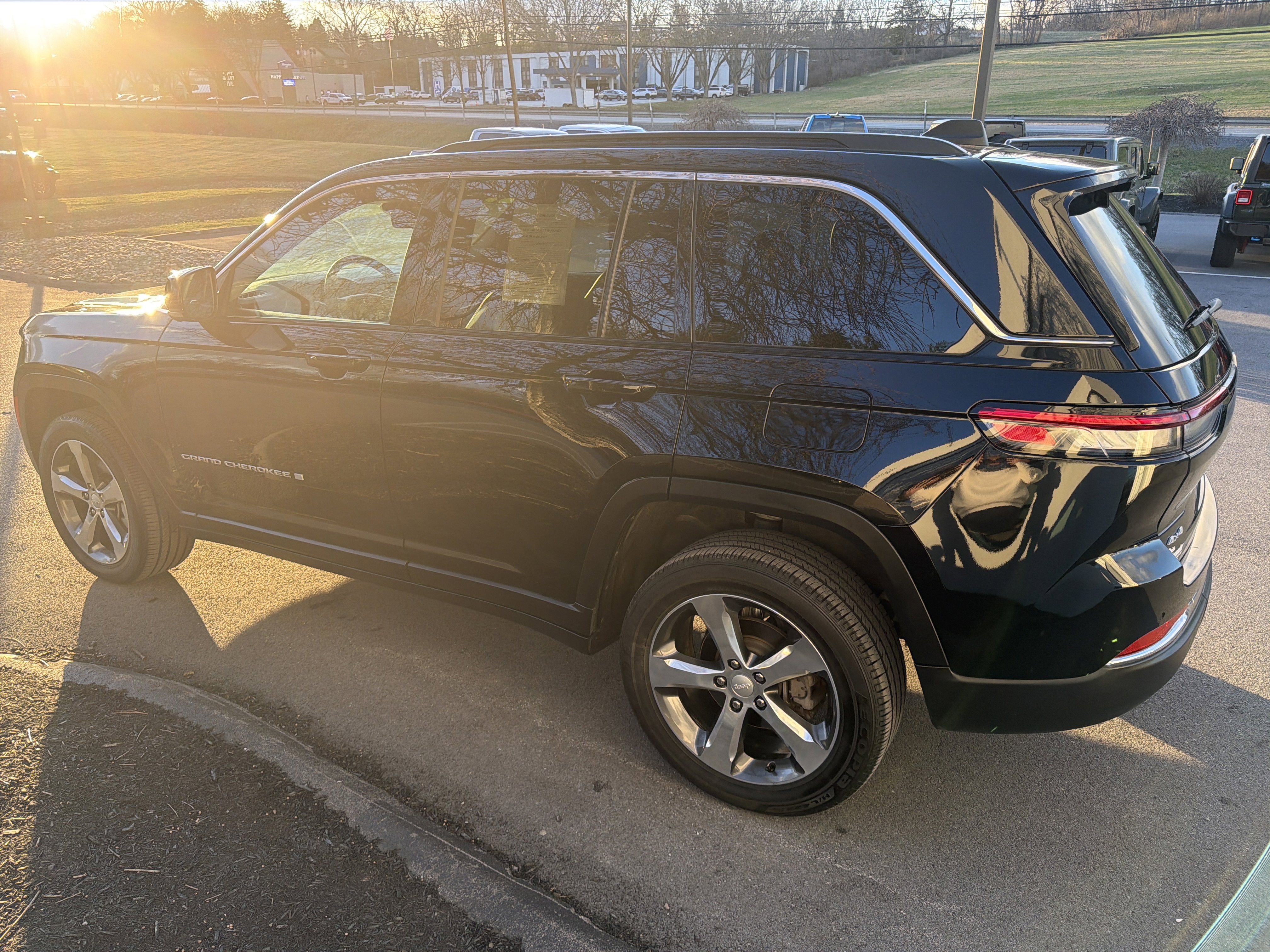 Used 2025 Jeep Grand Cherokee Limited w/ Luxury Tech Group II image 6