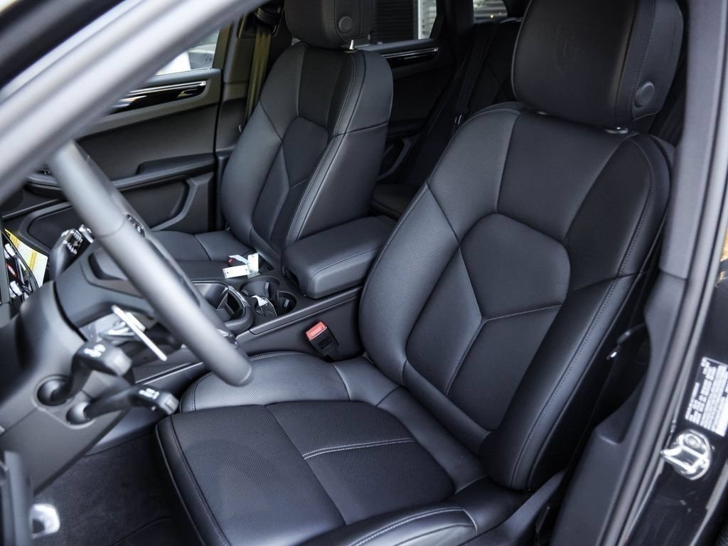 Certified 2026 Porsche Macan AWD/4WD image 5