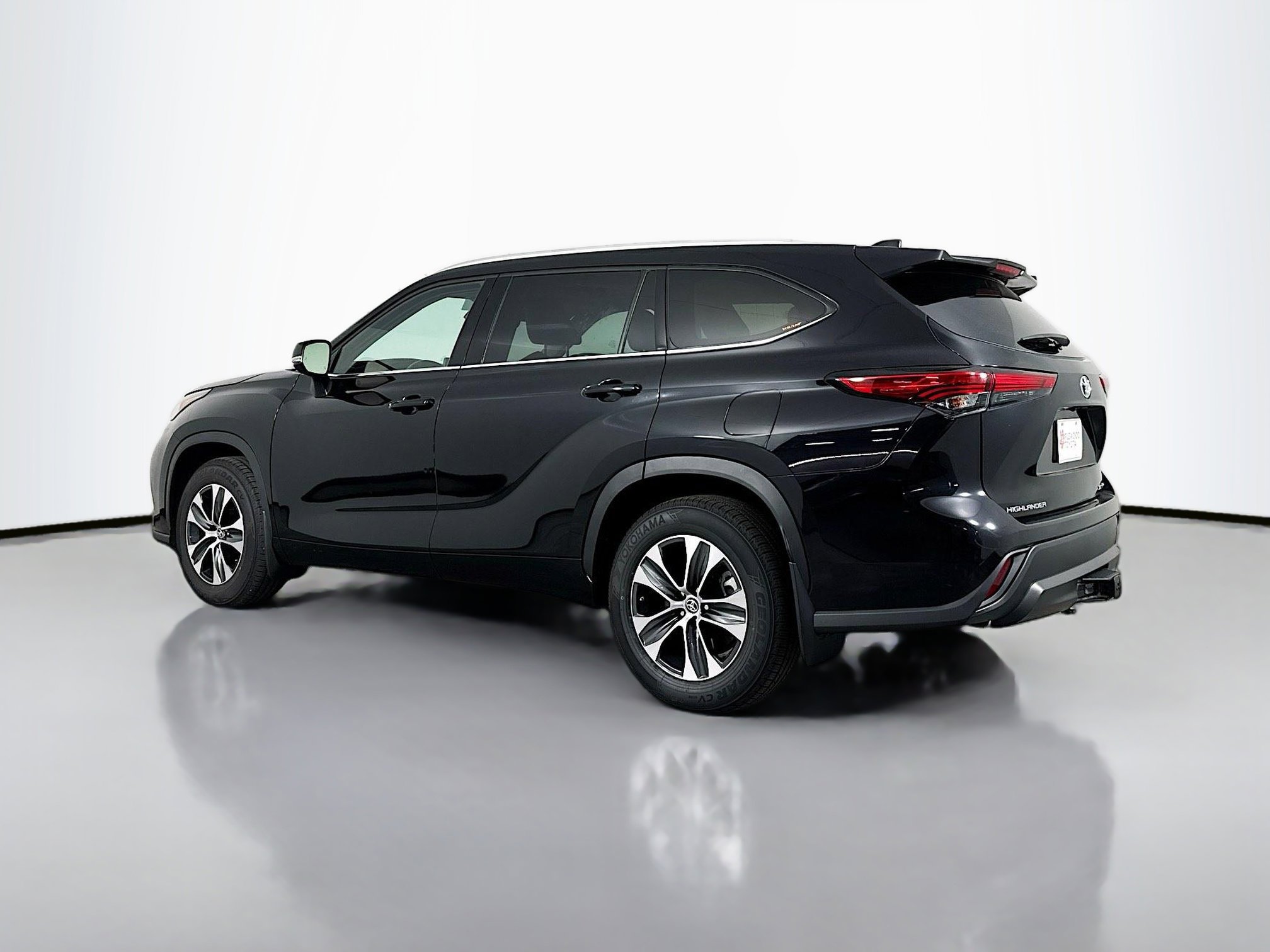 Used 2022 Toyota Highlander XLE AWD/4WD image 5