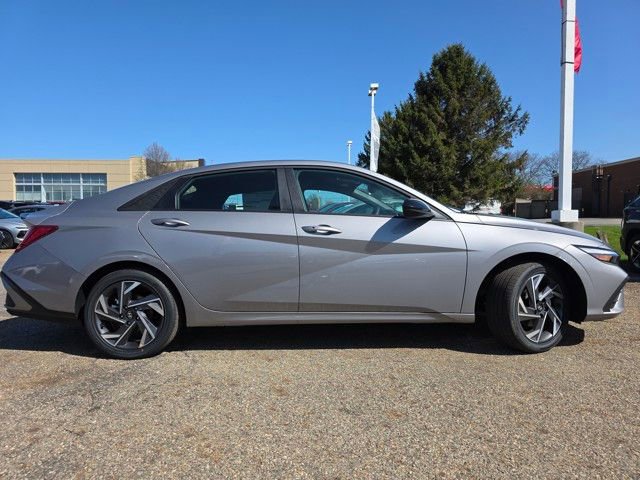 Certified 2025 Hyundai Elantra SEL image 17