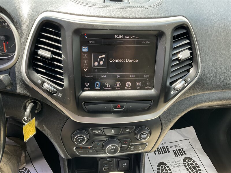 Used 2016 Jeep Cherokee Latitude FWD image 31