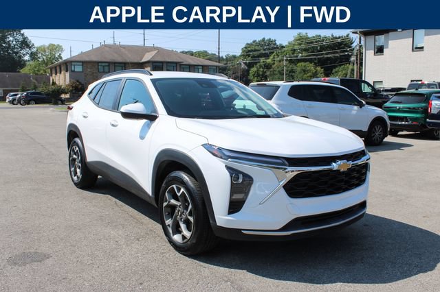 Used 2024 Chevrolet Trax LT w/ Driver Confidence Package FWD image 2