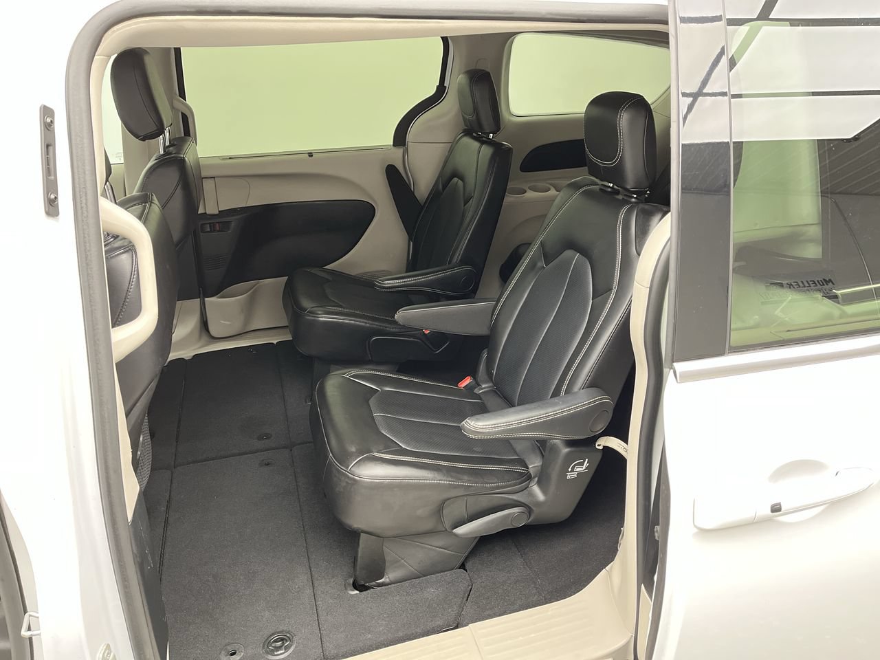 Used 2024 Chrysler Pacifica Touring-L FWD image 11