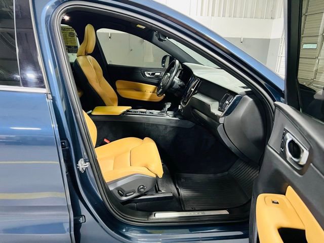 Used 2019 Volvo XC60 T5 Momentum w/ Premium Package FWD image 33
