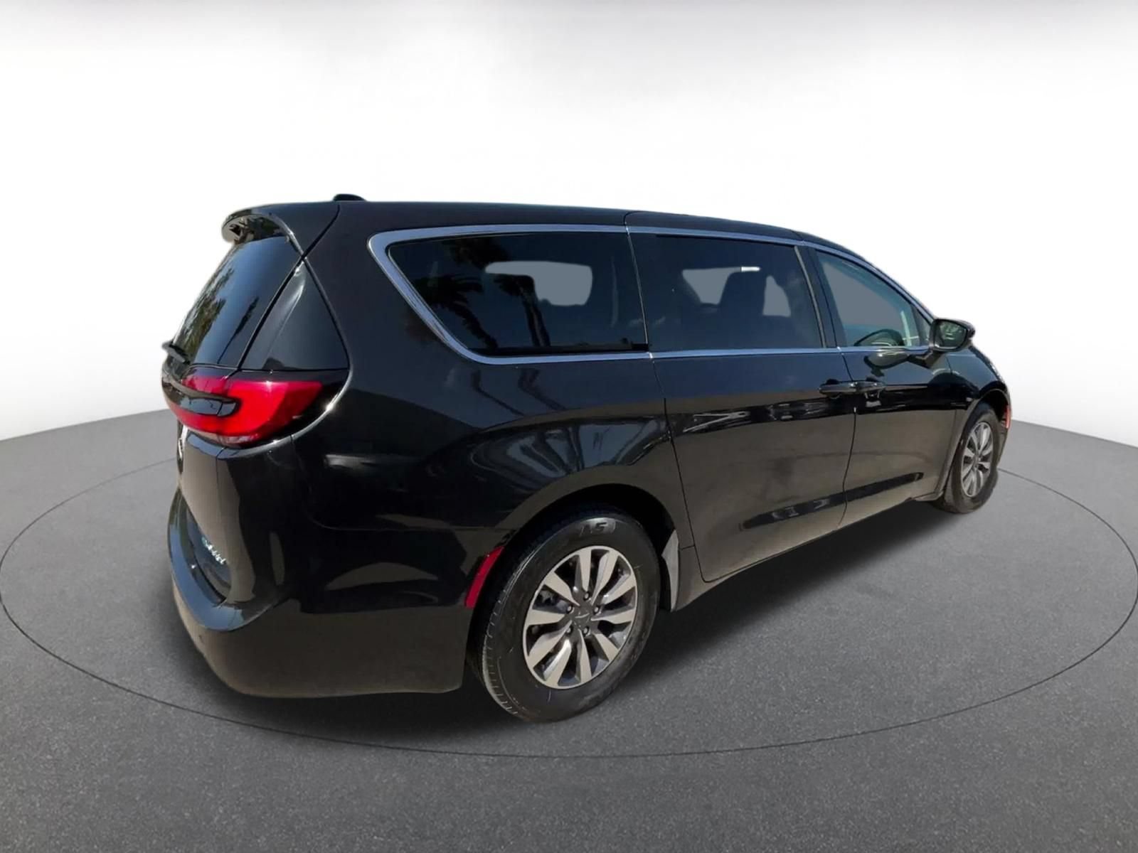 Used 2023 Chrysler Pacifica Touring-L FWD image 14