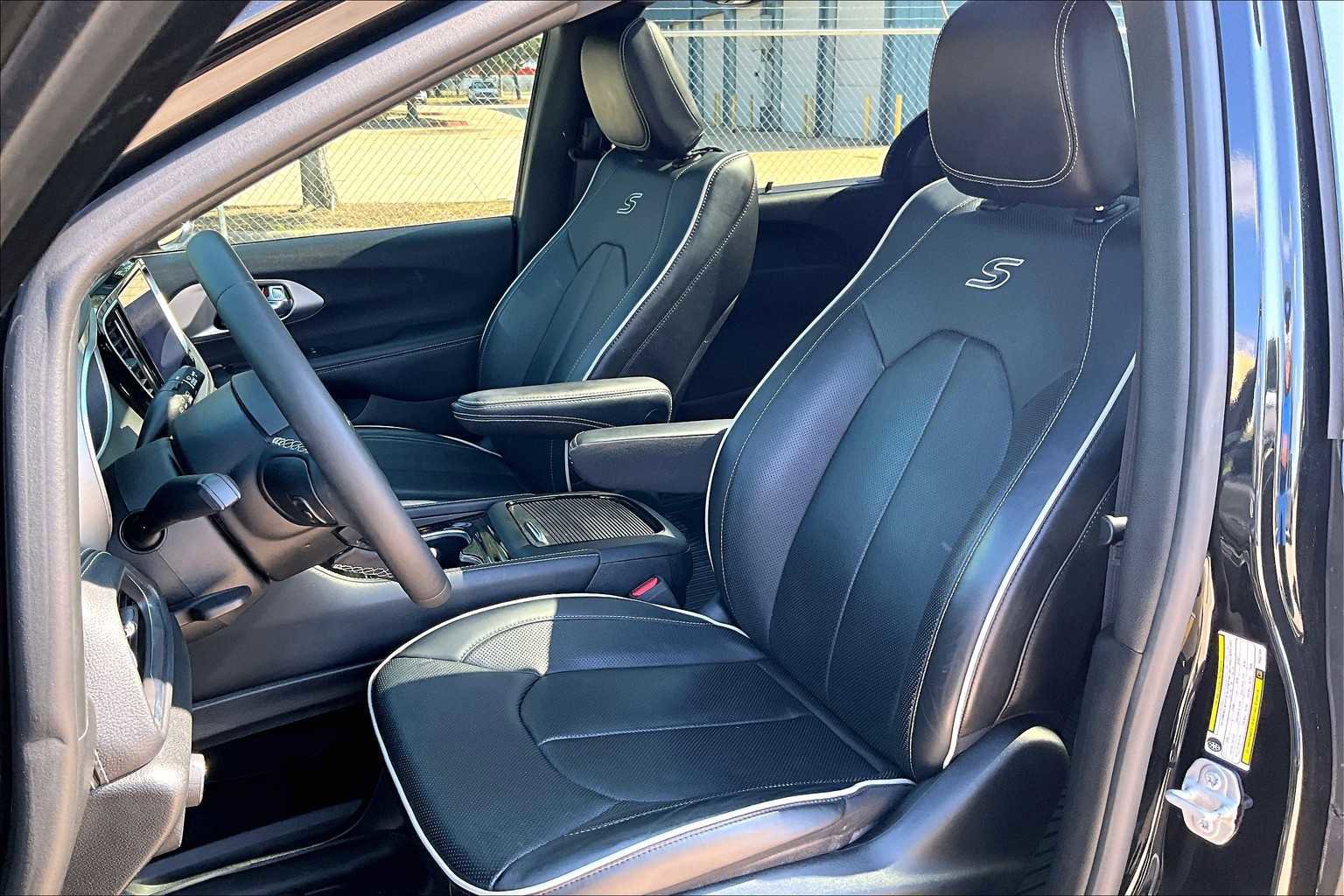 Used 2023 Chrysler Pacifica Limited w/ S Appearance Package image 8