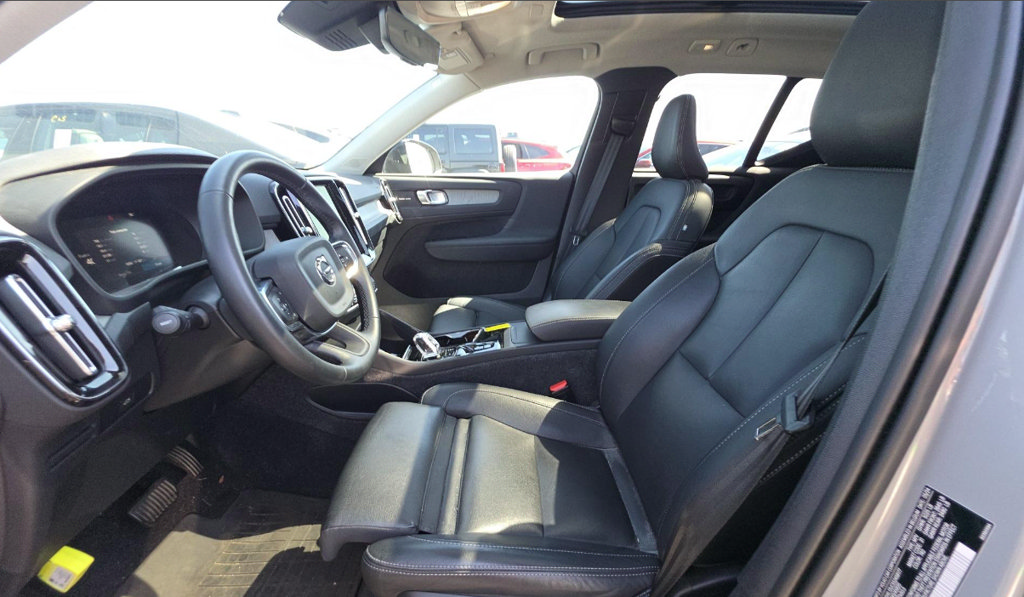 Used 2025 Volvo XC40 B5 Plus w/ Protection Package Premier AWD/4WD image 10
