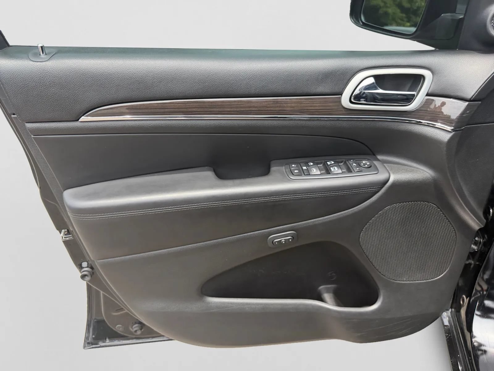 Used 2018 Jeep Grand Cherokee Overland w/ Interior Metal Package RWD image 13