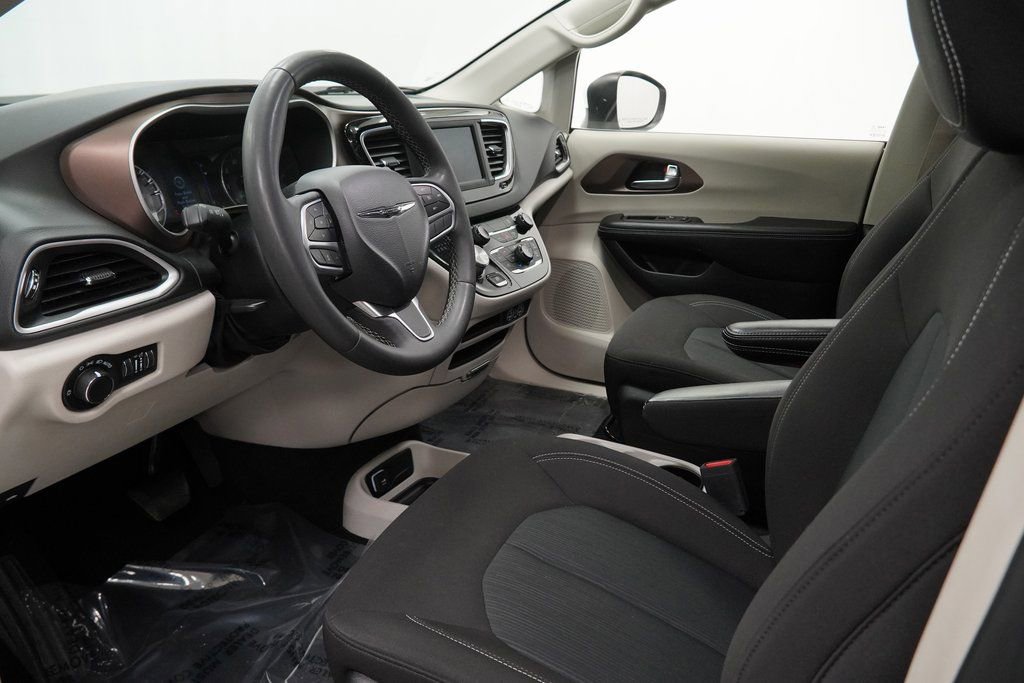 Used 2023 Chrysler Voyager LX image 16