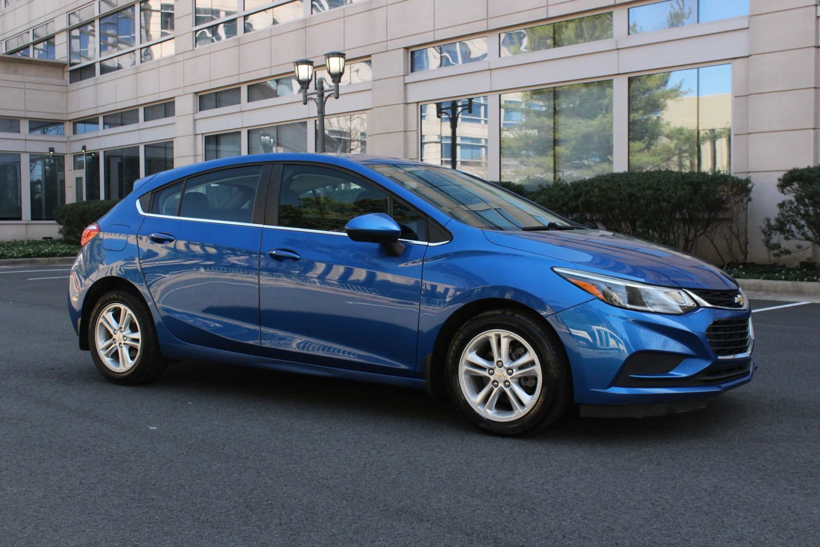 Used 2018 Chevrolet Cruze LT w/ Convenience Package FWD image 2