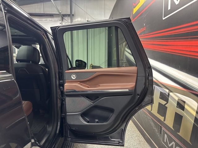 Used 2025 Lincoln Navigator Reserve AWD/4WD image 28