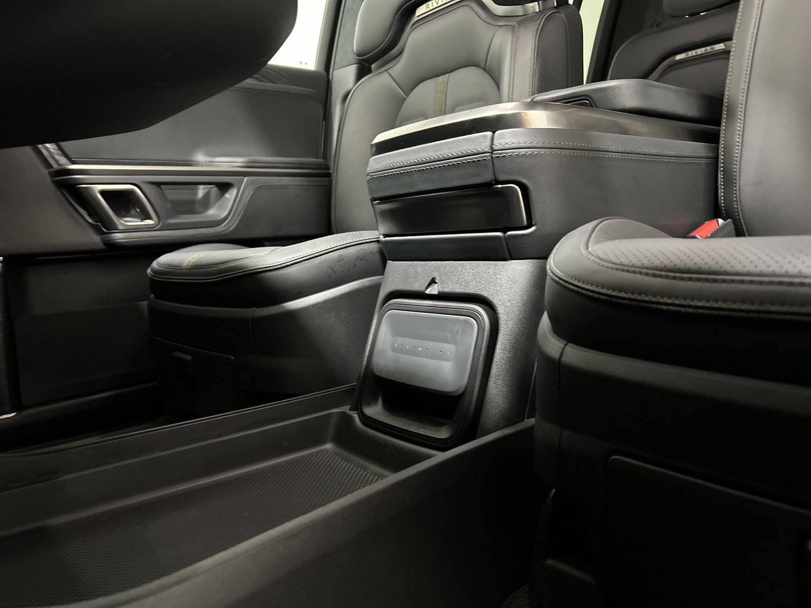 Used 2024 Rivian R1S Adventure image 33