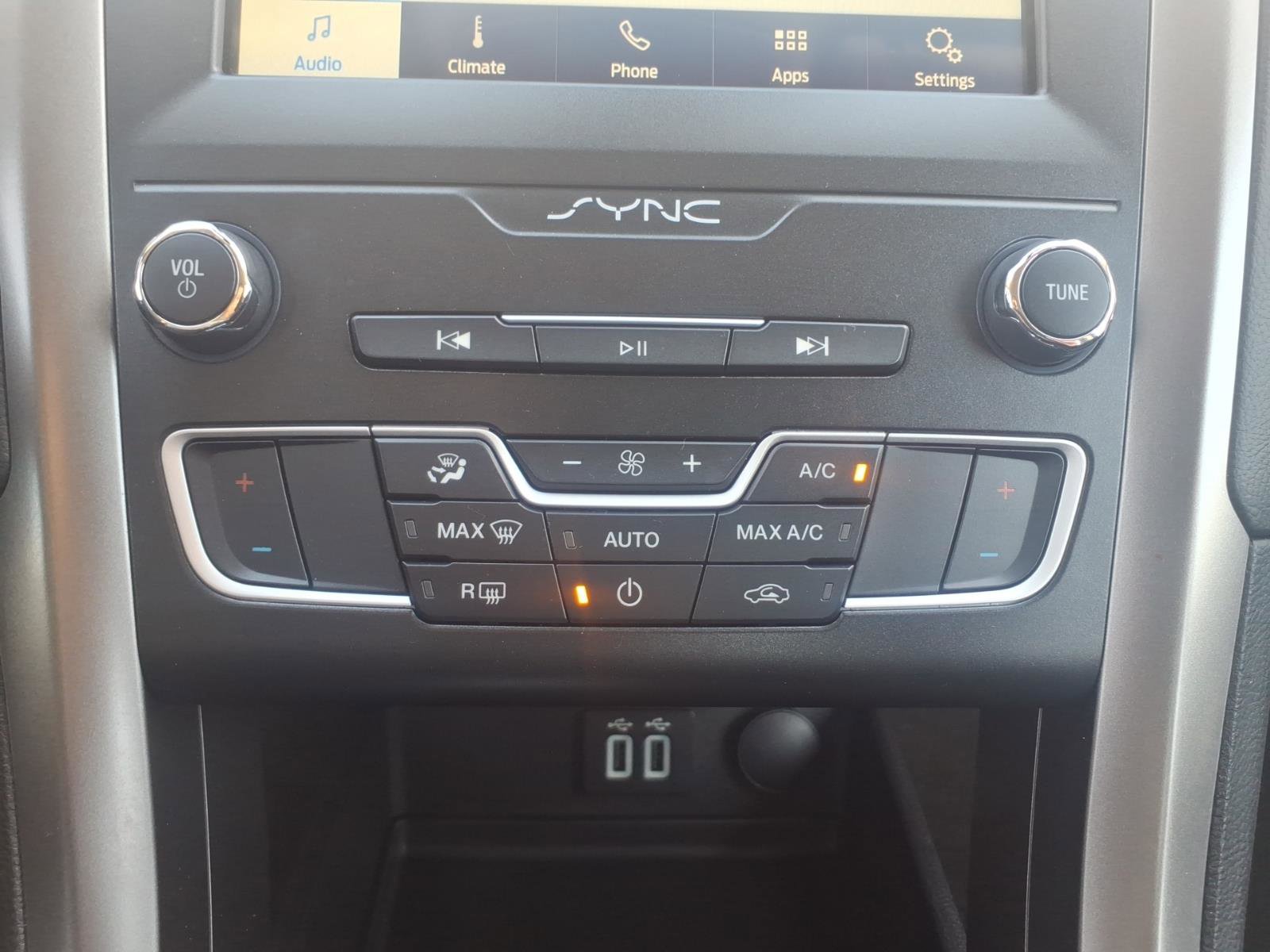 Used 2020 Ford Fusion SE image 18