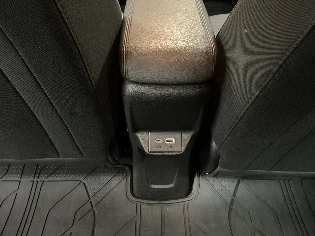 Used 2022 Chevrolet Bolt EUV LT w/ Comfort Package FWD image 25