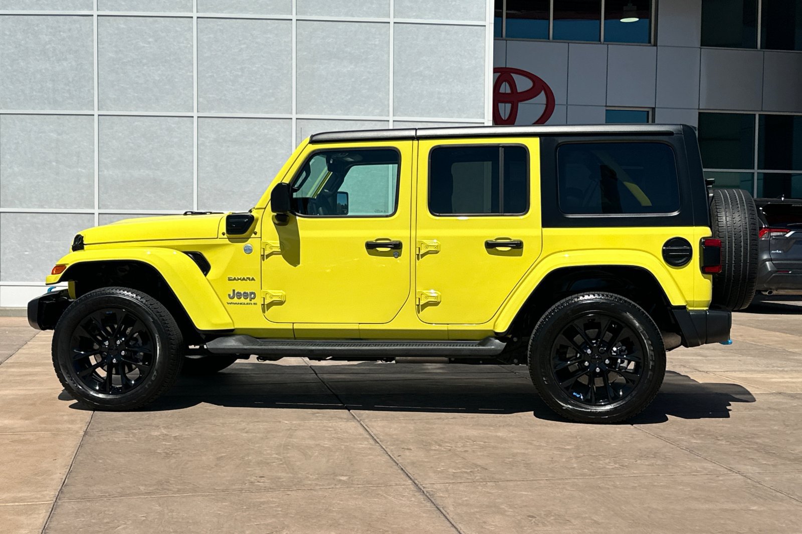 Used 2023 Jeep Wrangler Unlimited Sahara AWD/4WD image 7