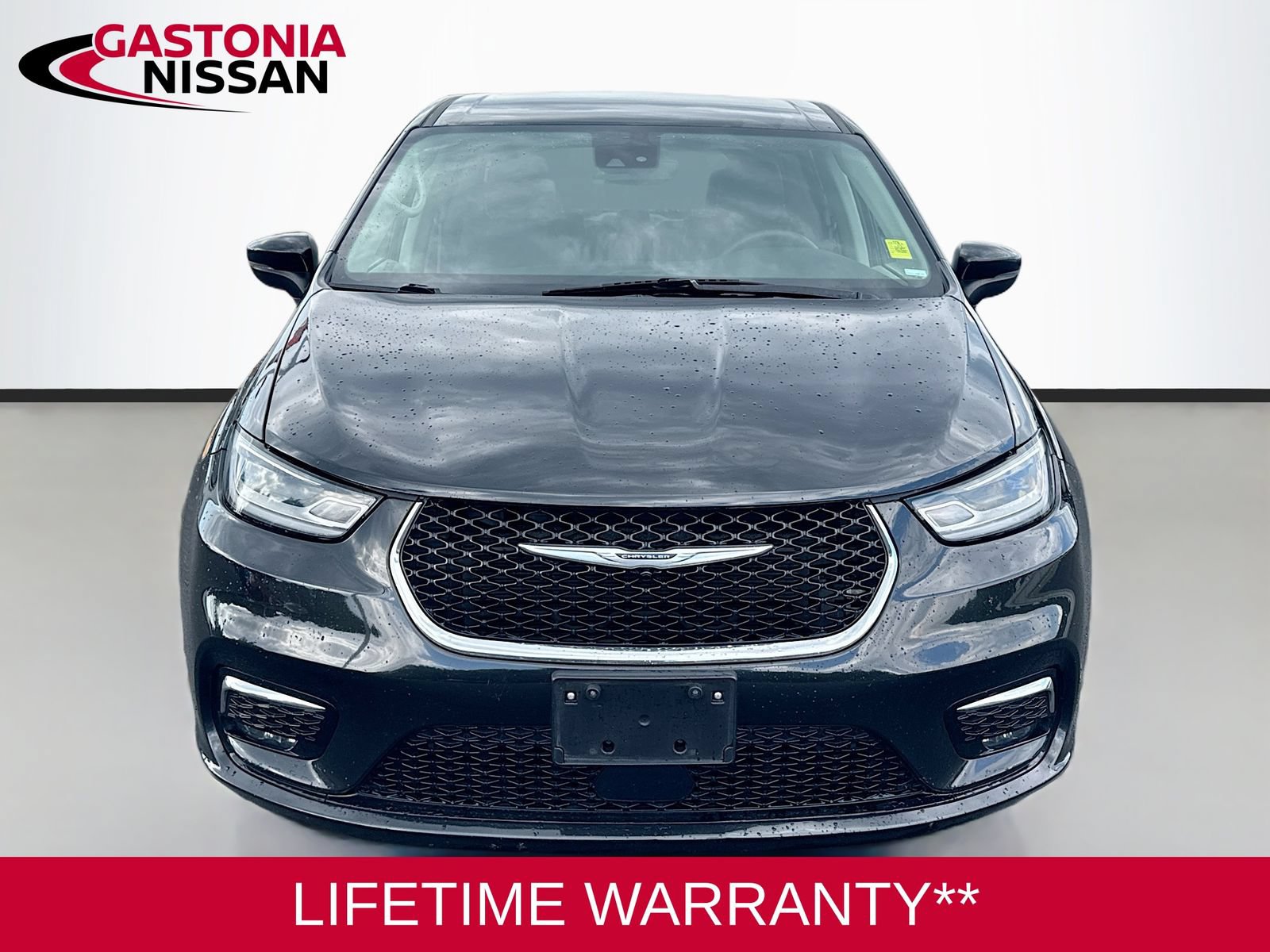 Used 2023 Chrysler Pacifica Touring-L FWD image 2