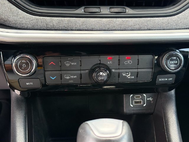 Used 2024 Jeep Compass Latitude AWD/4WD image 16