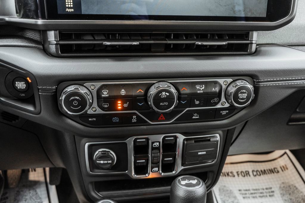 Used 2025 Jeep Wrangler Unlimited Sahara image 23