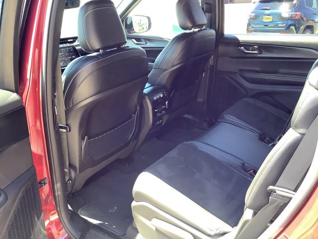 Used 2023 Jeep Grand Cherokee L Laredo AWD/4WD image 23
