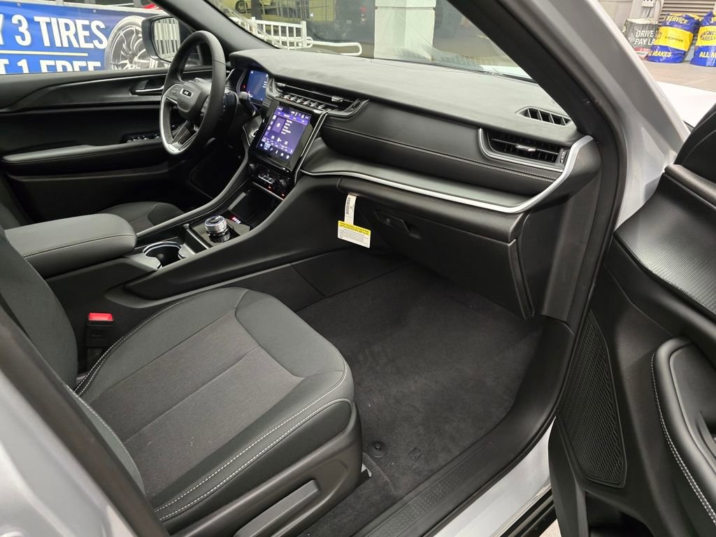 New 2025 Jeep Grand Cherokee Laredo X w/ Luxury Tech Group I AWD/4WD image 29