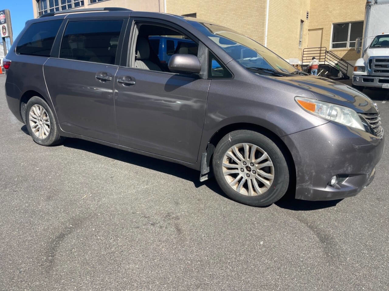 Used 2015 Toyota Sienna XLE w/ XLE Navigation Package image 4