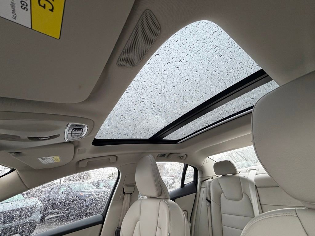 Used 2022 Volvo S60 B5 Momentum w/ Premium Package image 23