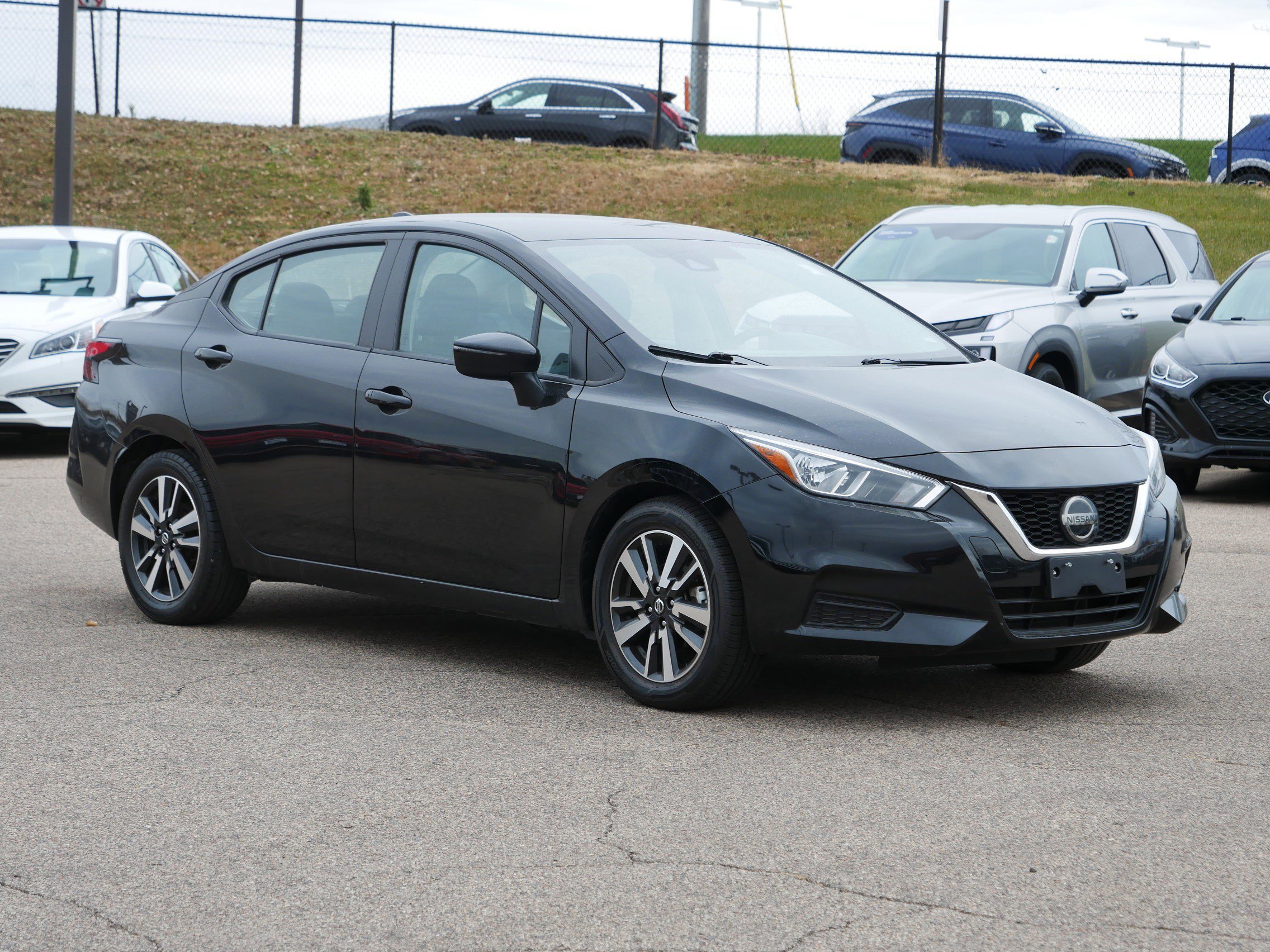 Used 2021 Nissan Versa SV image 4