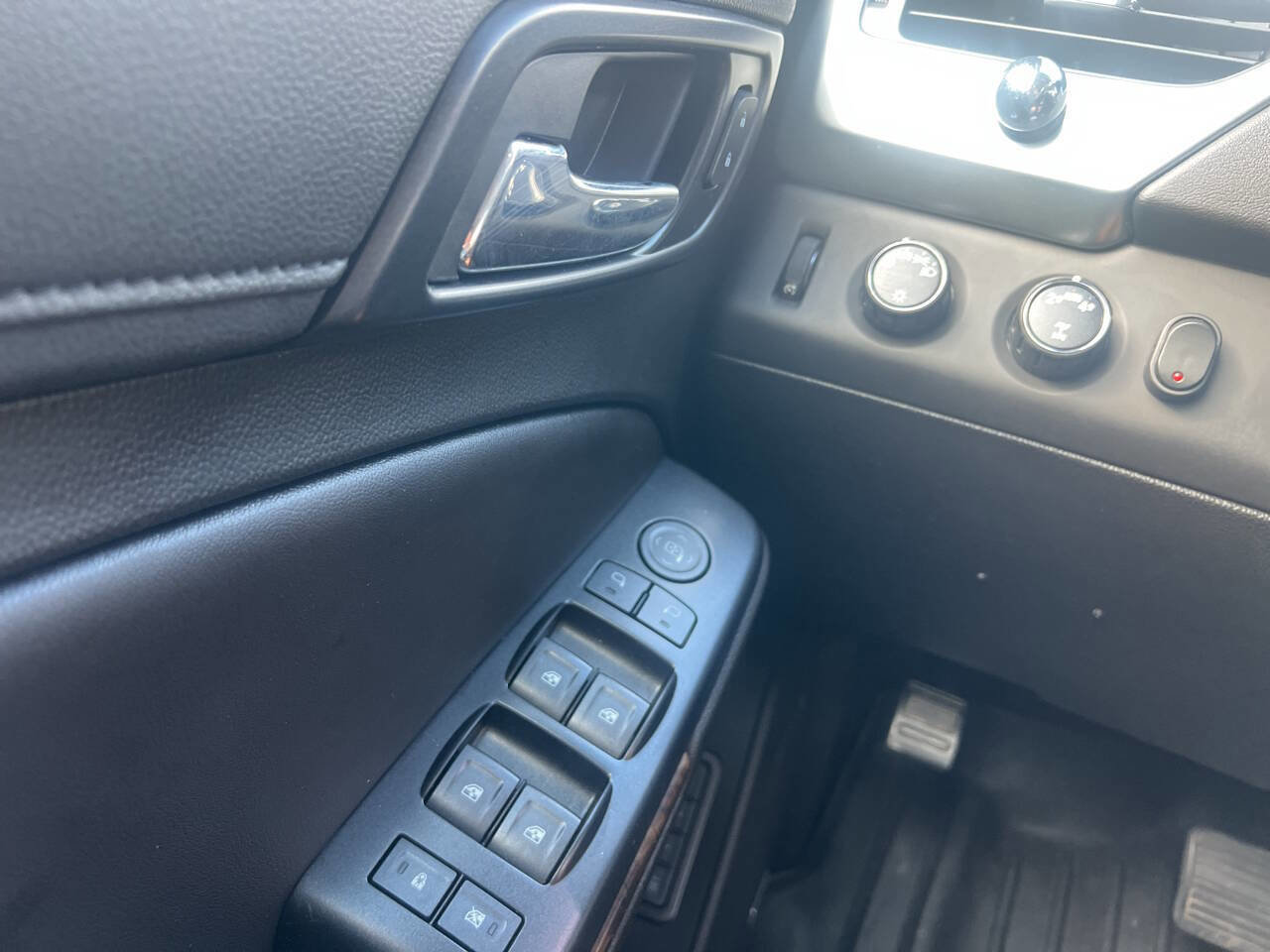 Used 2017 Chevrolet Suburban LT image 15