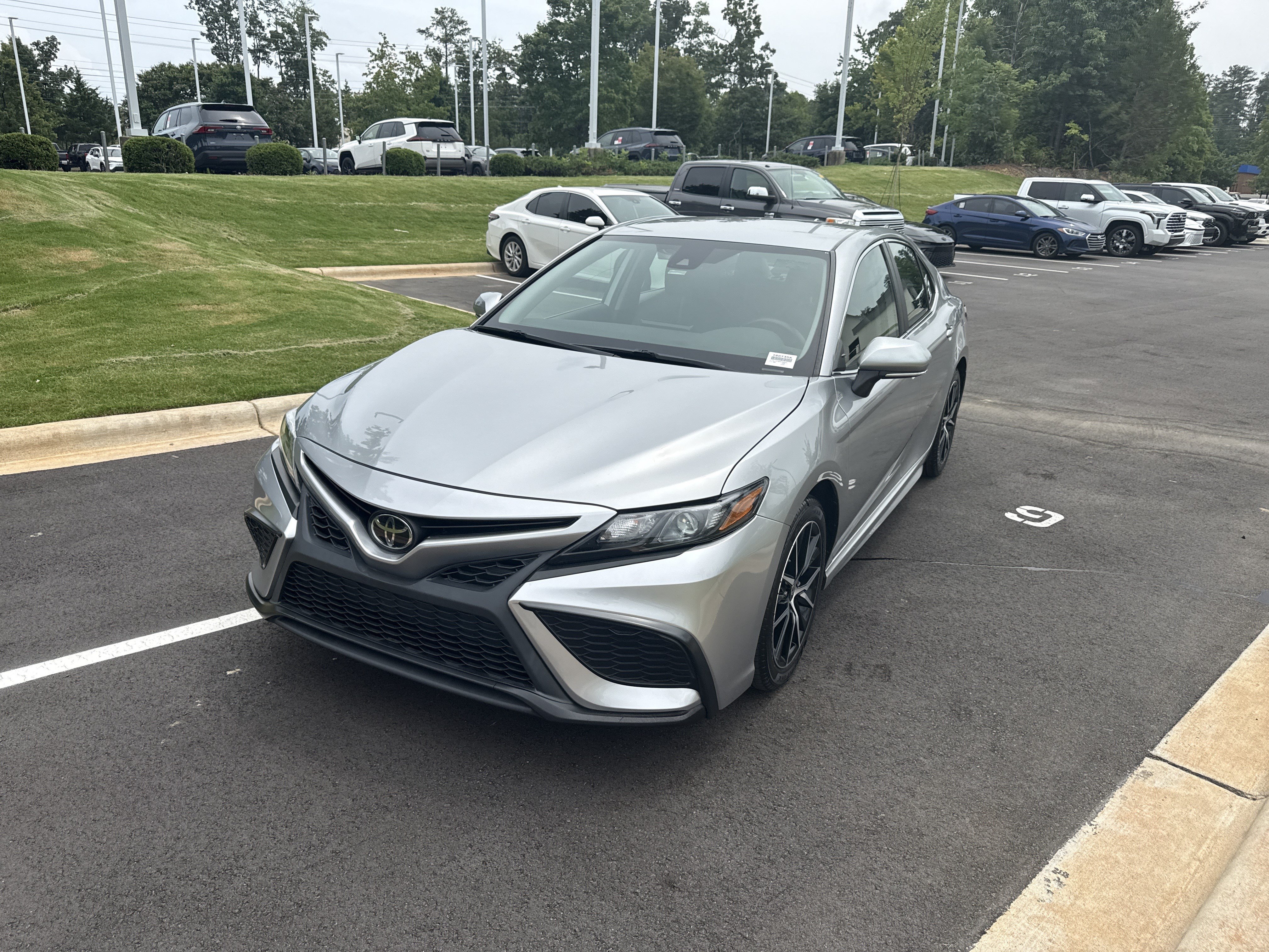 Used 2023 Toyota Camry SE FWD image 5