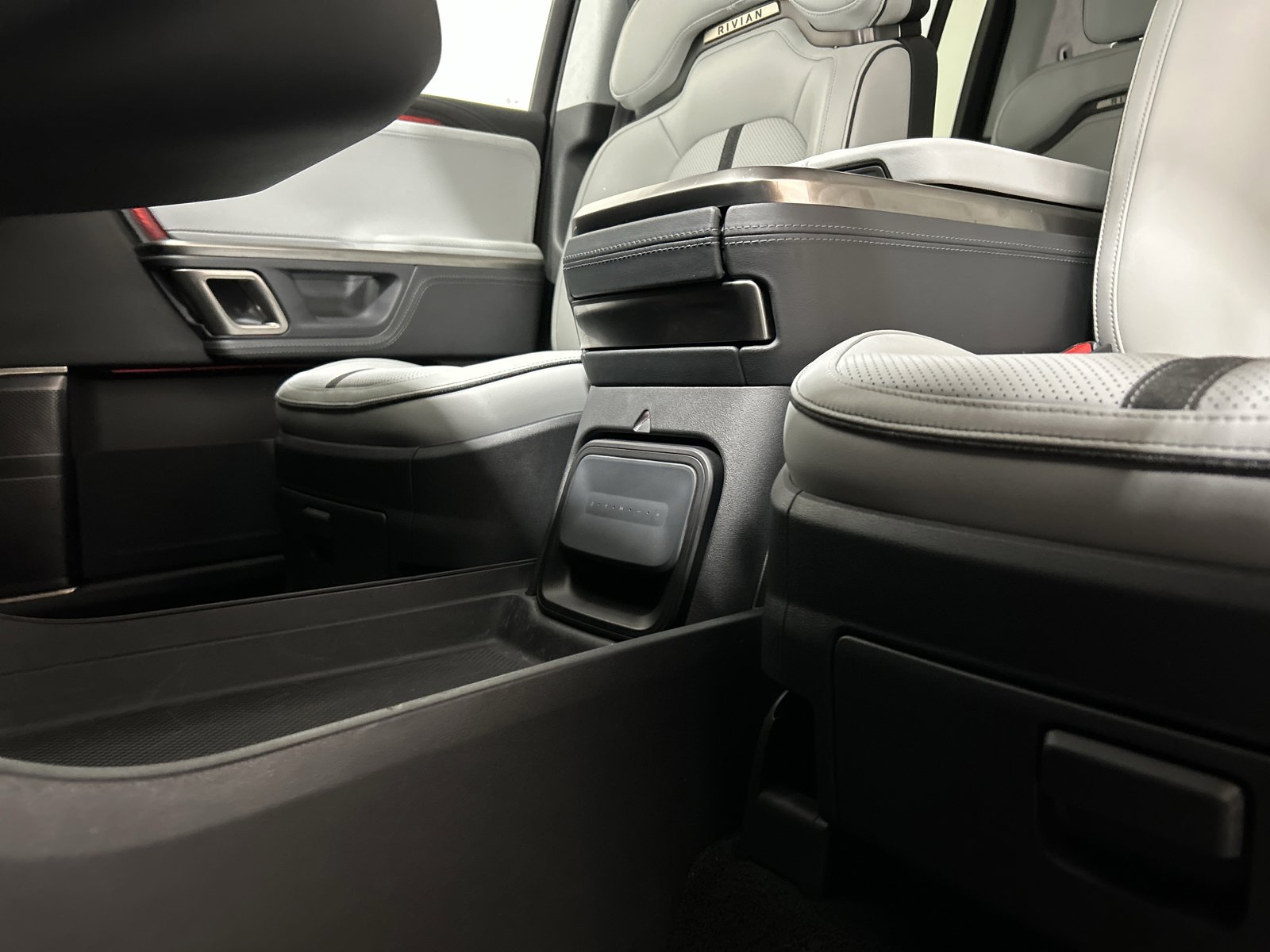 Used 2024 Rivian R1S Adventure image 33