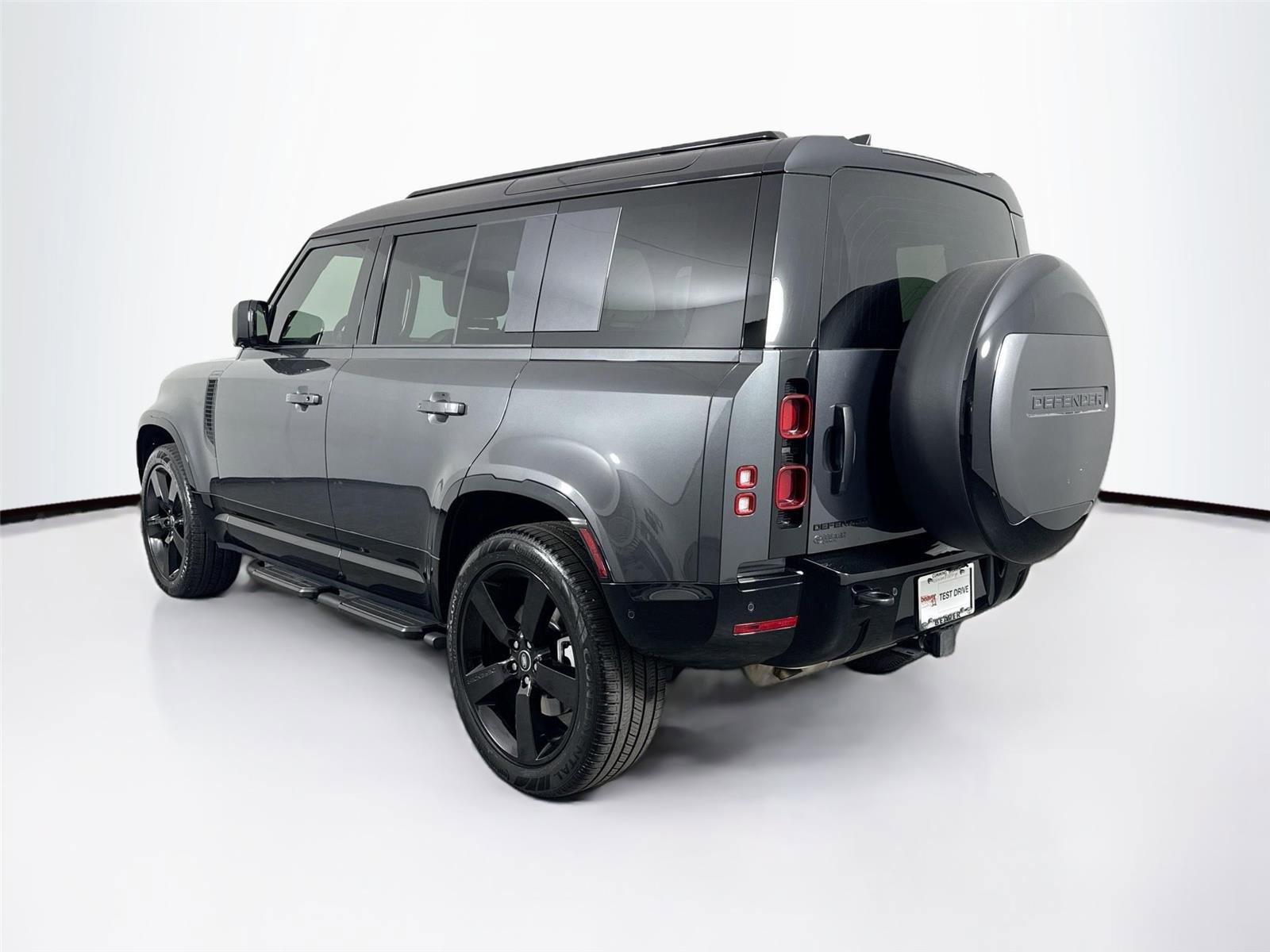 Used 2025 Land Rover Defender 110 X-Dynamic SE image 12