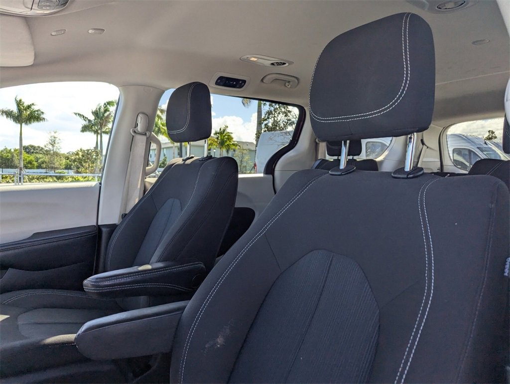 Used 2023 Chrysler Voyager LX image 23