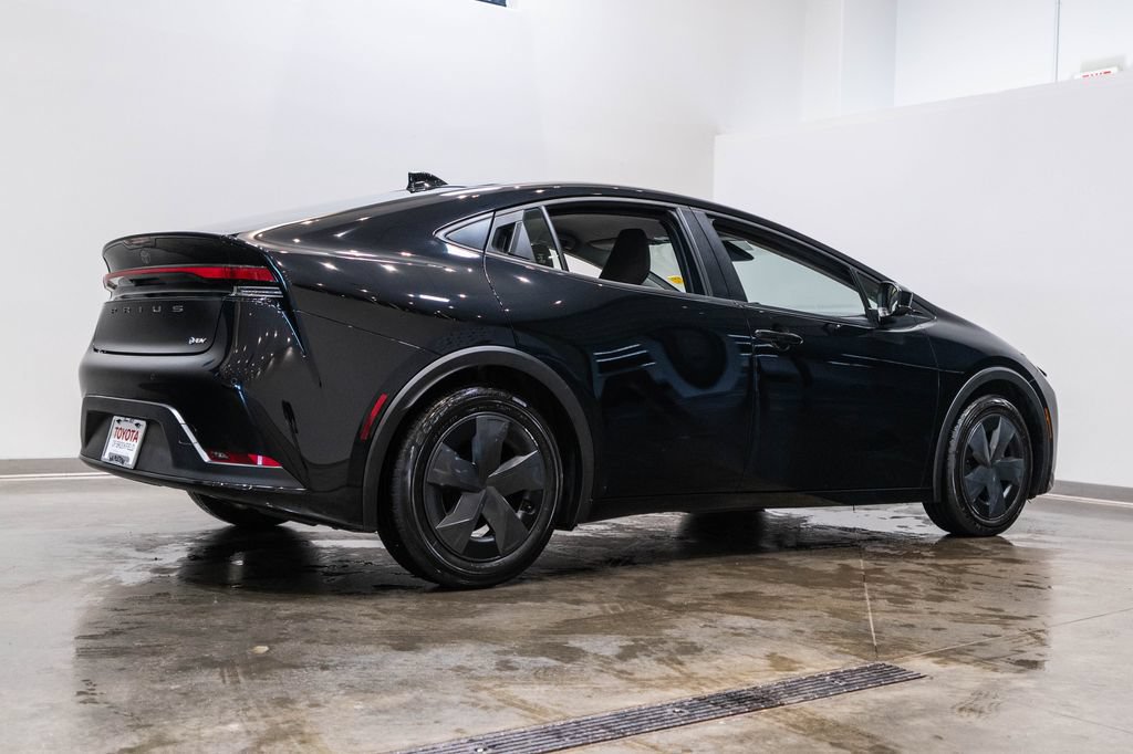 Used 2025 Toyota Prius LE FWD image 9