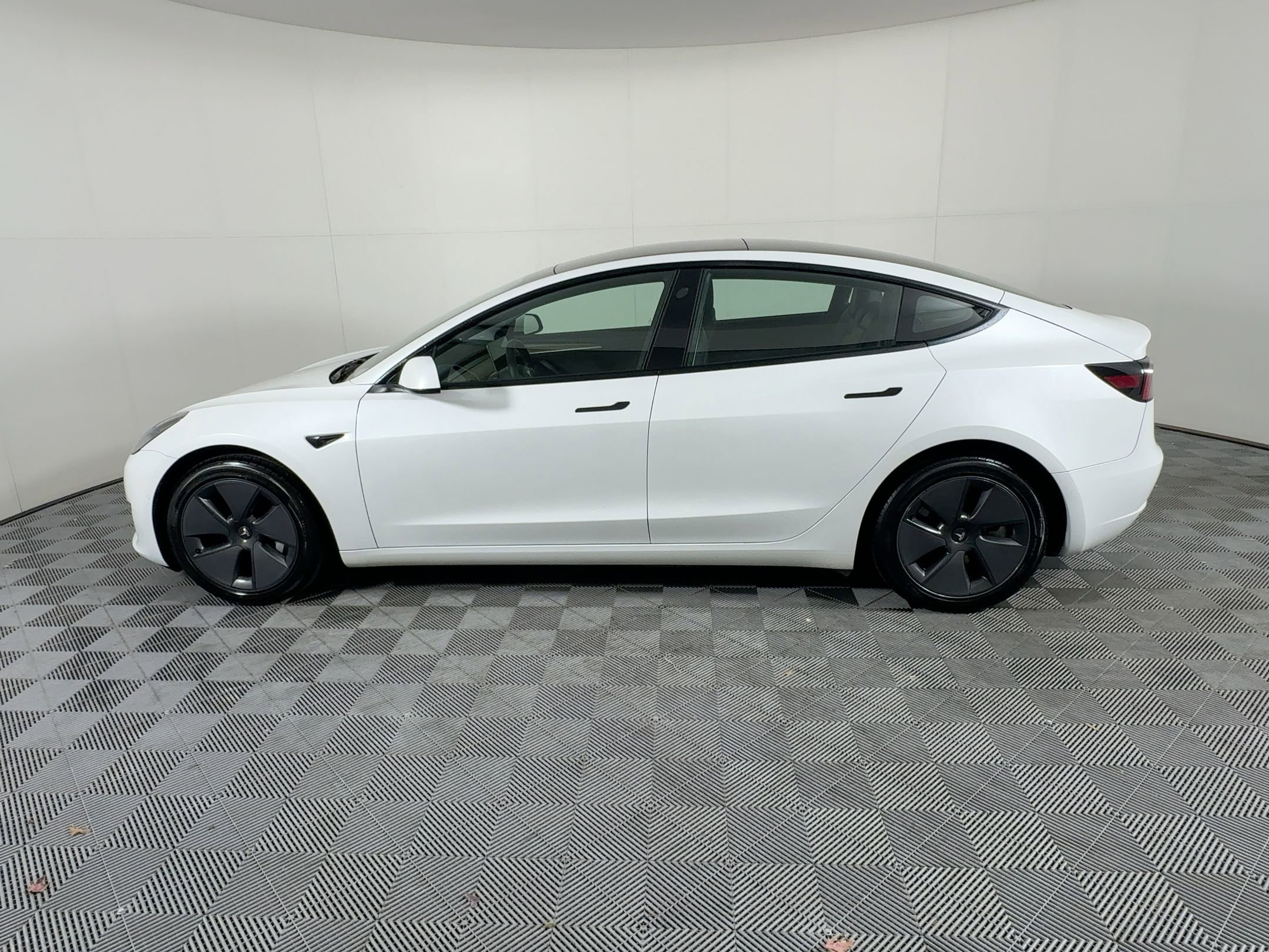 Used 2022 Tesla Model 3 Standard Range image 2