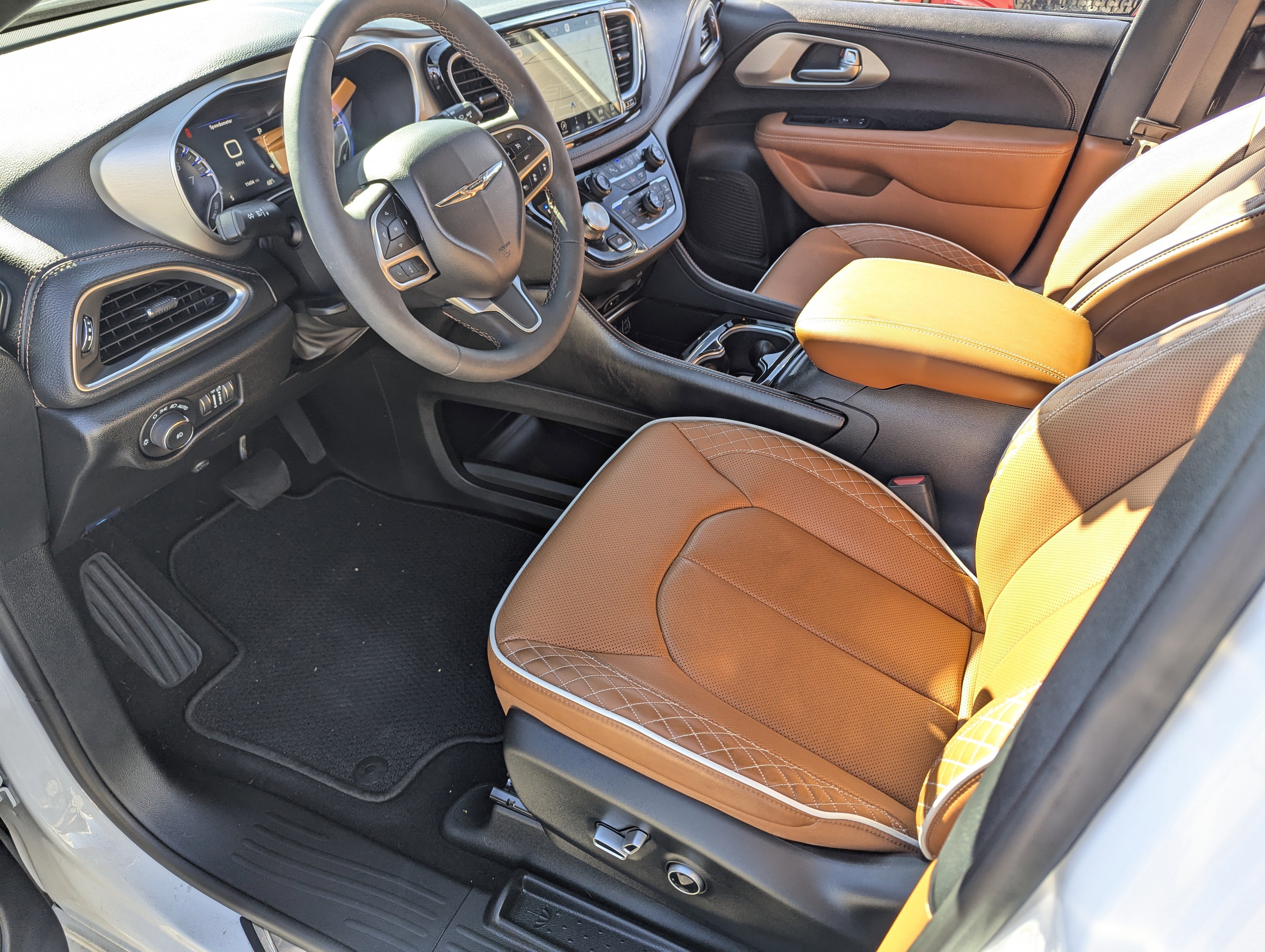 Used 2024 Chrysler Pacifica Pinnacle w/ Trailer Tow Group image 10