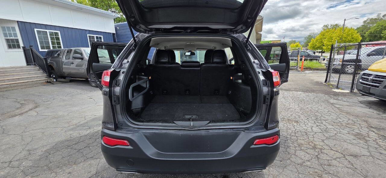 Used 2018 Jeep Cherokee Latitude Plus w/ Cold Weather Group image 11