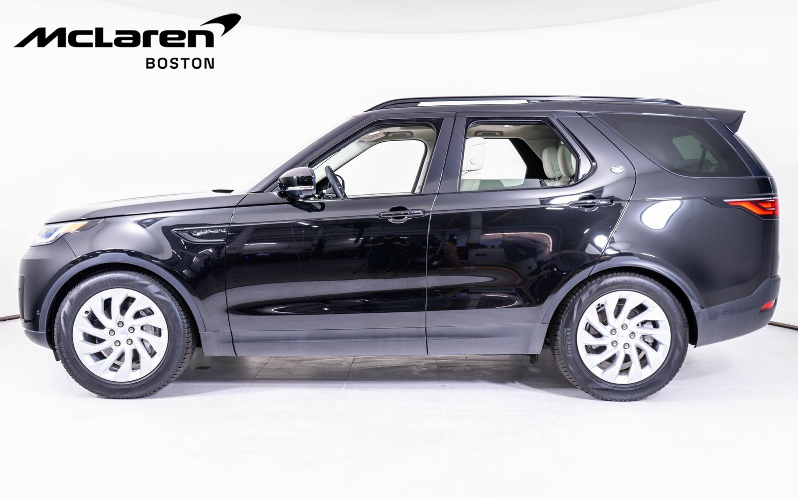 Used 2025 Land Rover Discovery S image 2