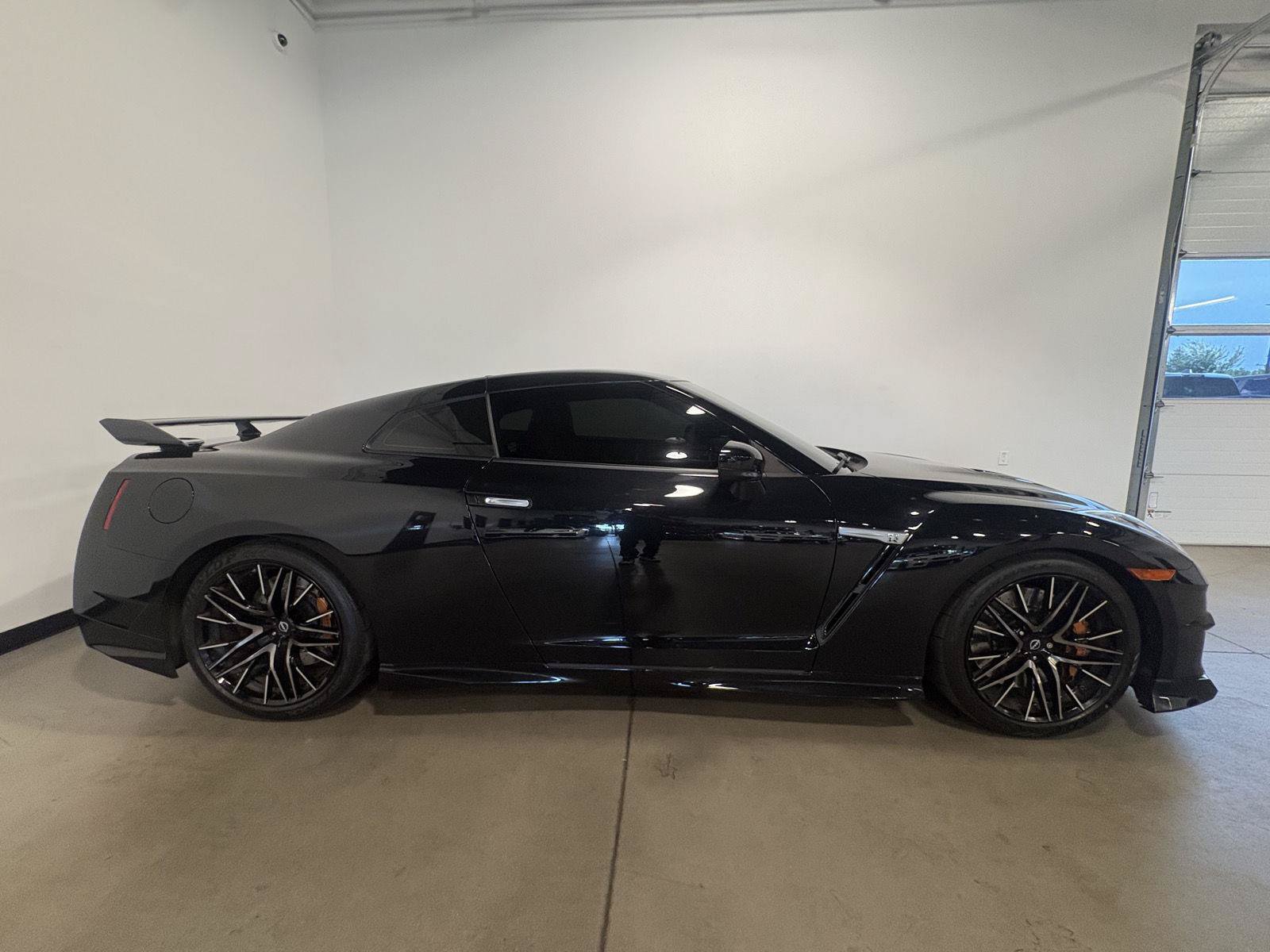 Used 2024 Nissan GT-R Premium w/ Premium Interior Package AWD/4WD image 2