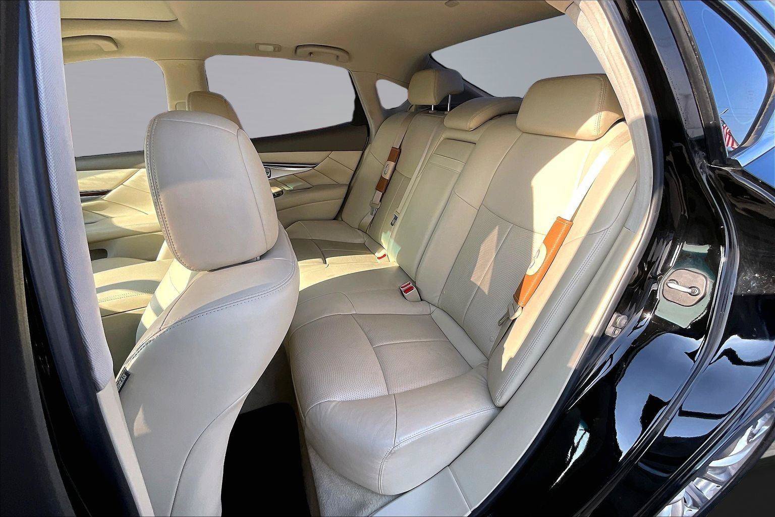 Used 2018 INFINITI Q70 Luxe w/ Cargo Package RWD image 27