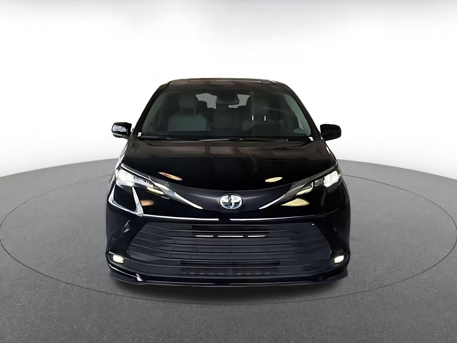 Used 2025 Toyota Sienna XLE FWD image 4
