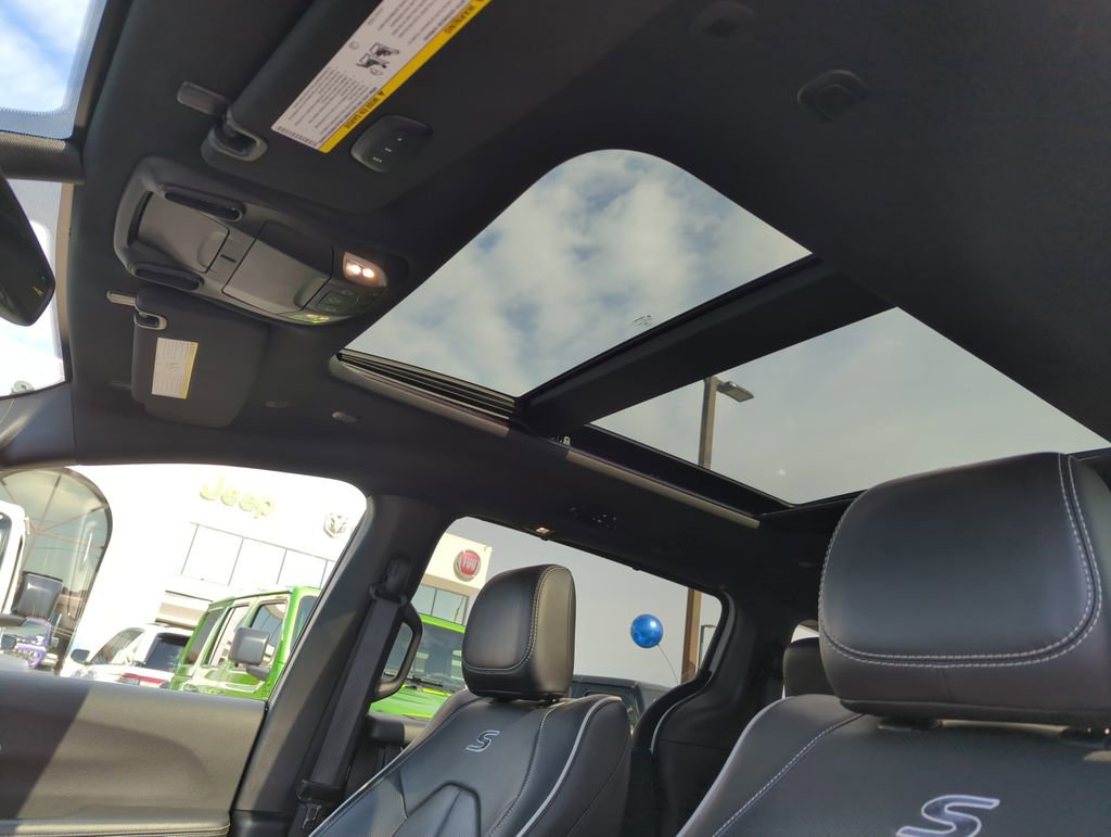 Used 2025 Chrysler Pacifica Limited image 26