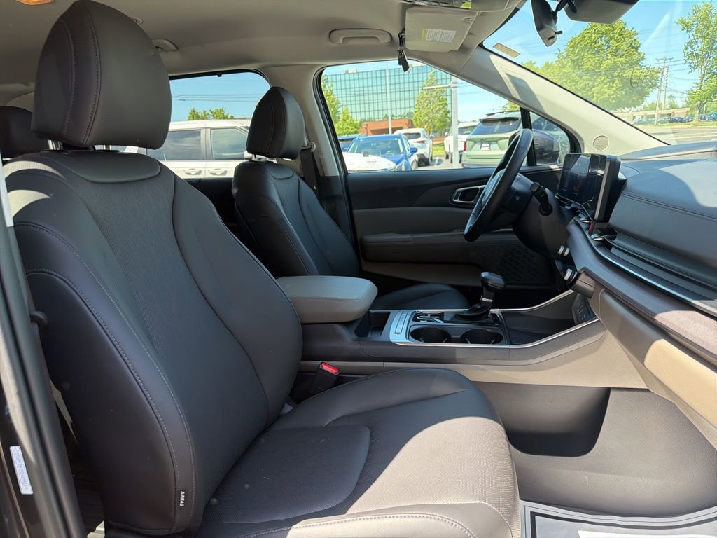 Used 2025 Kia Carnival EX FWD image 11