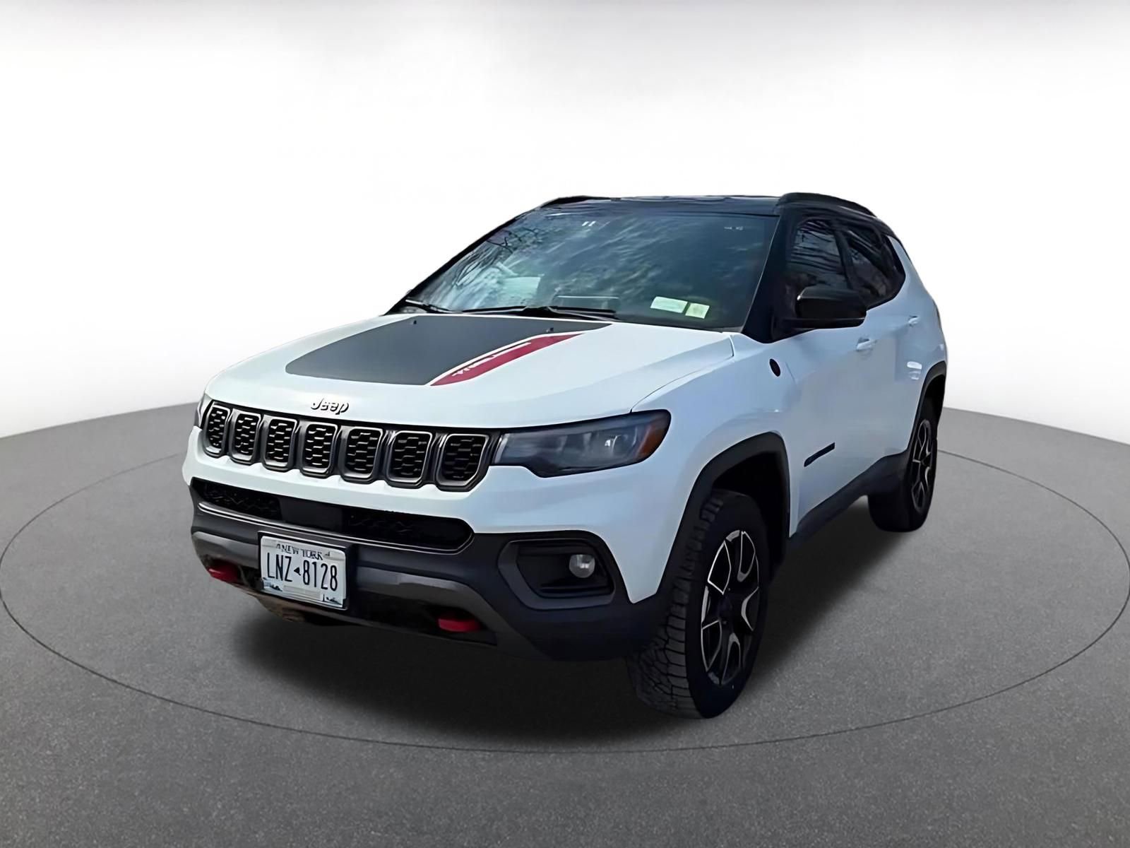 Used 2025 Jeep Compass Trailhawk image 4