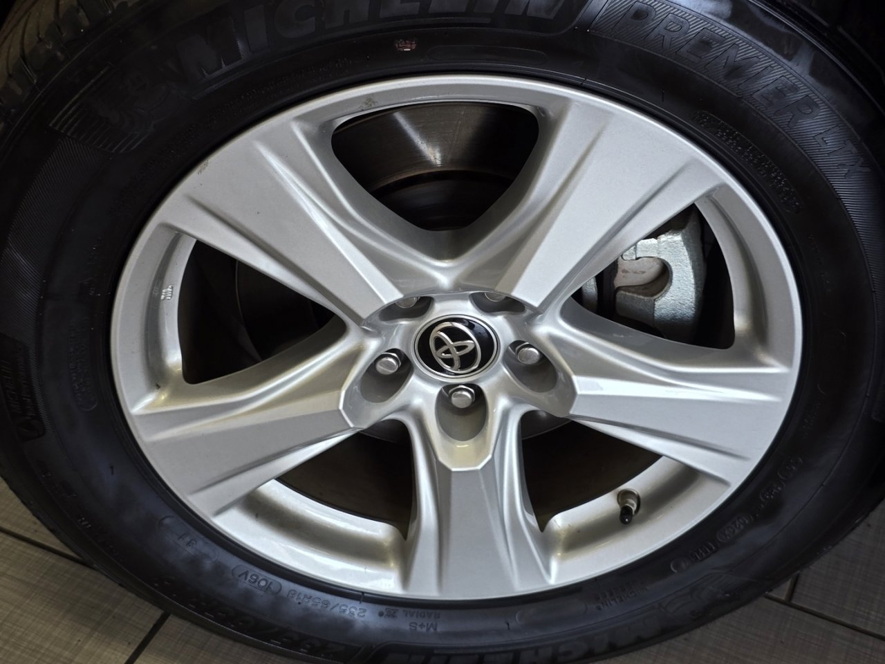 Certified 2025 Toyota Highlander LE FWD image 7