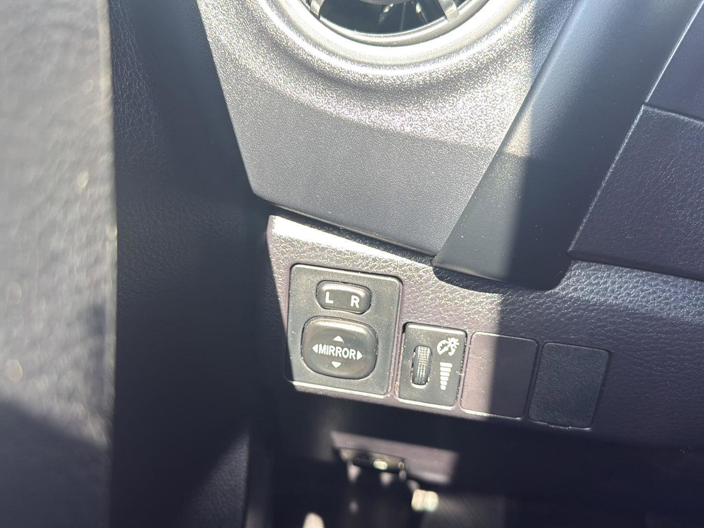 Used 2017 Toyota Corolla LE FWD image 18