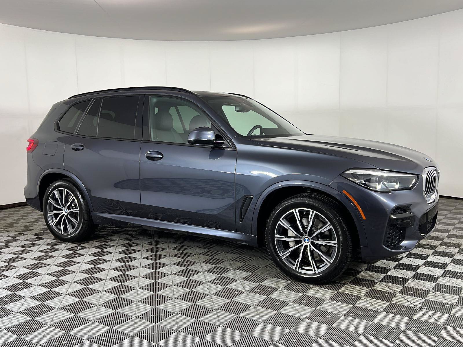 Used 2022 BMW X5 xDrive40i w/ M Sport Package AWD/4WD image 3