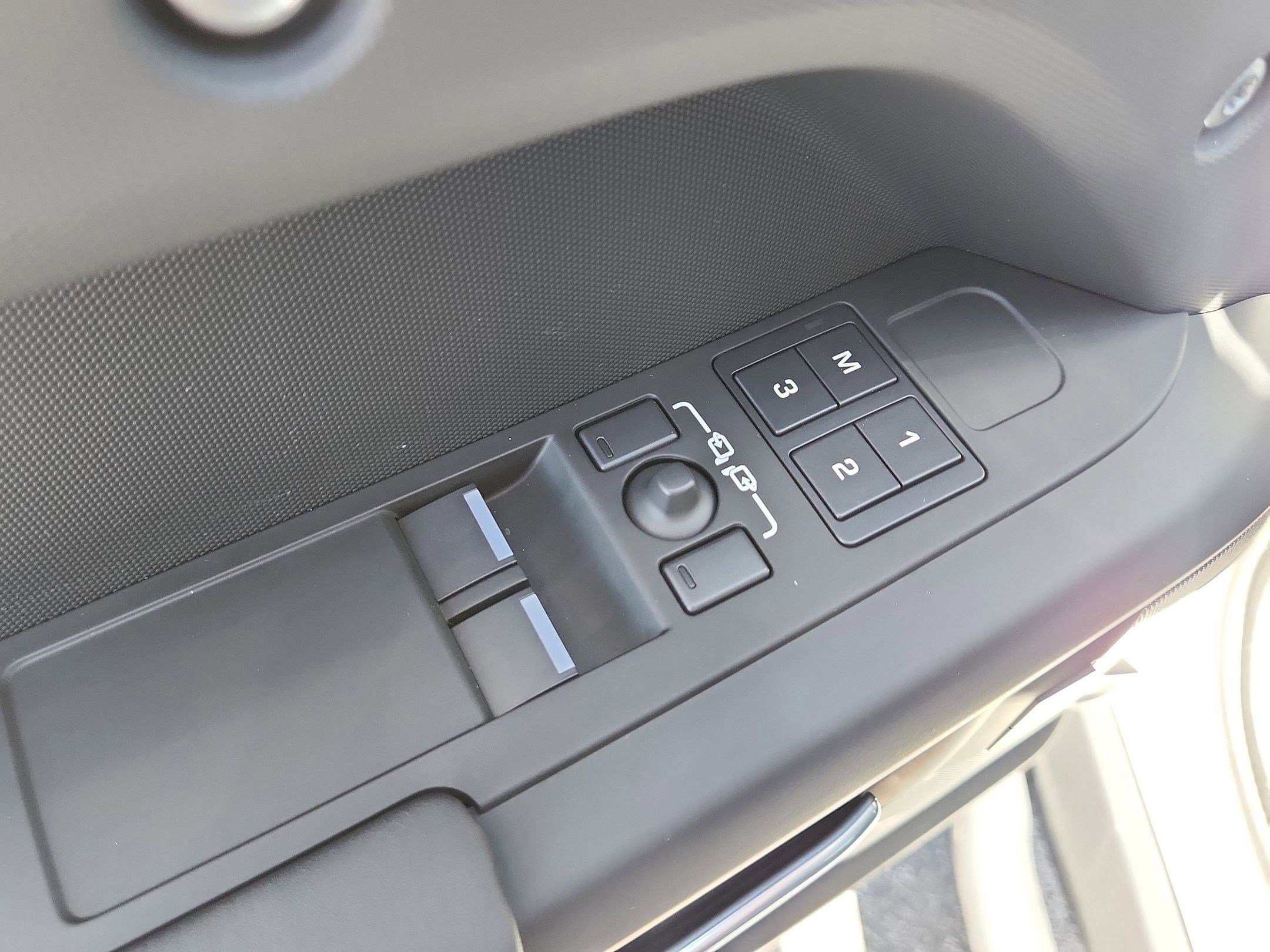 Used 2025 Land Rover Defender 90 X-Dynamic SE image 25