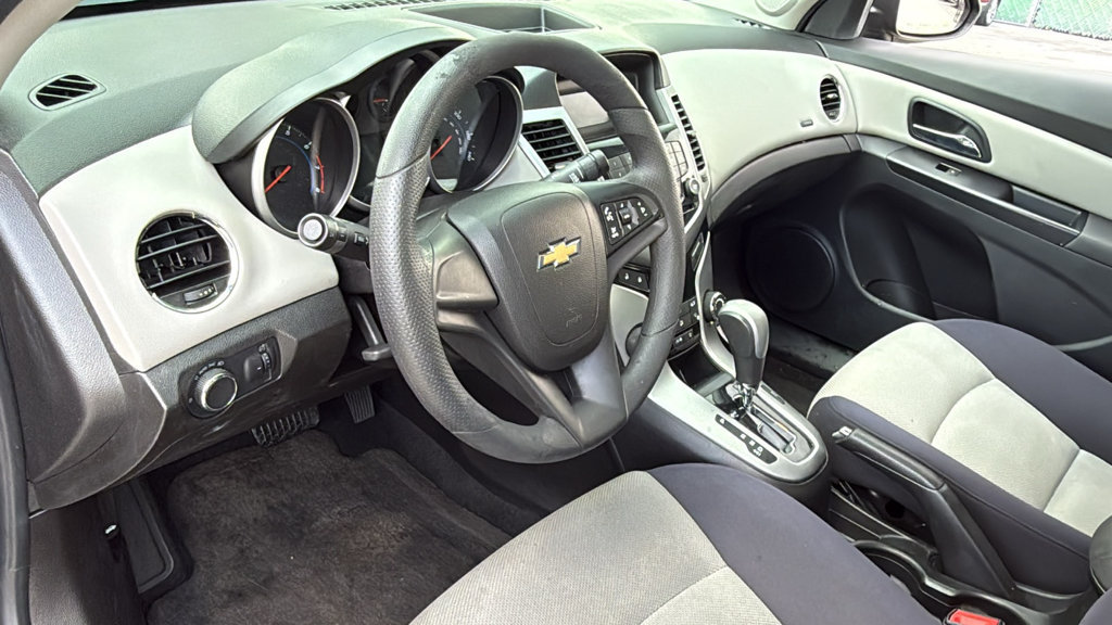 Used 2014 Chevrolet Cruze LS FWD image 23